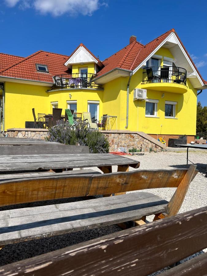 Csikos Apartman Gyenesdiás Exterior foto